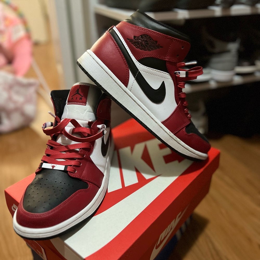 Air Jordan 1 Mid Chicago black toe